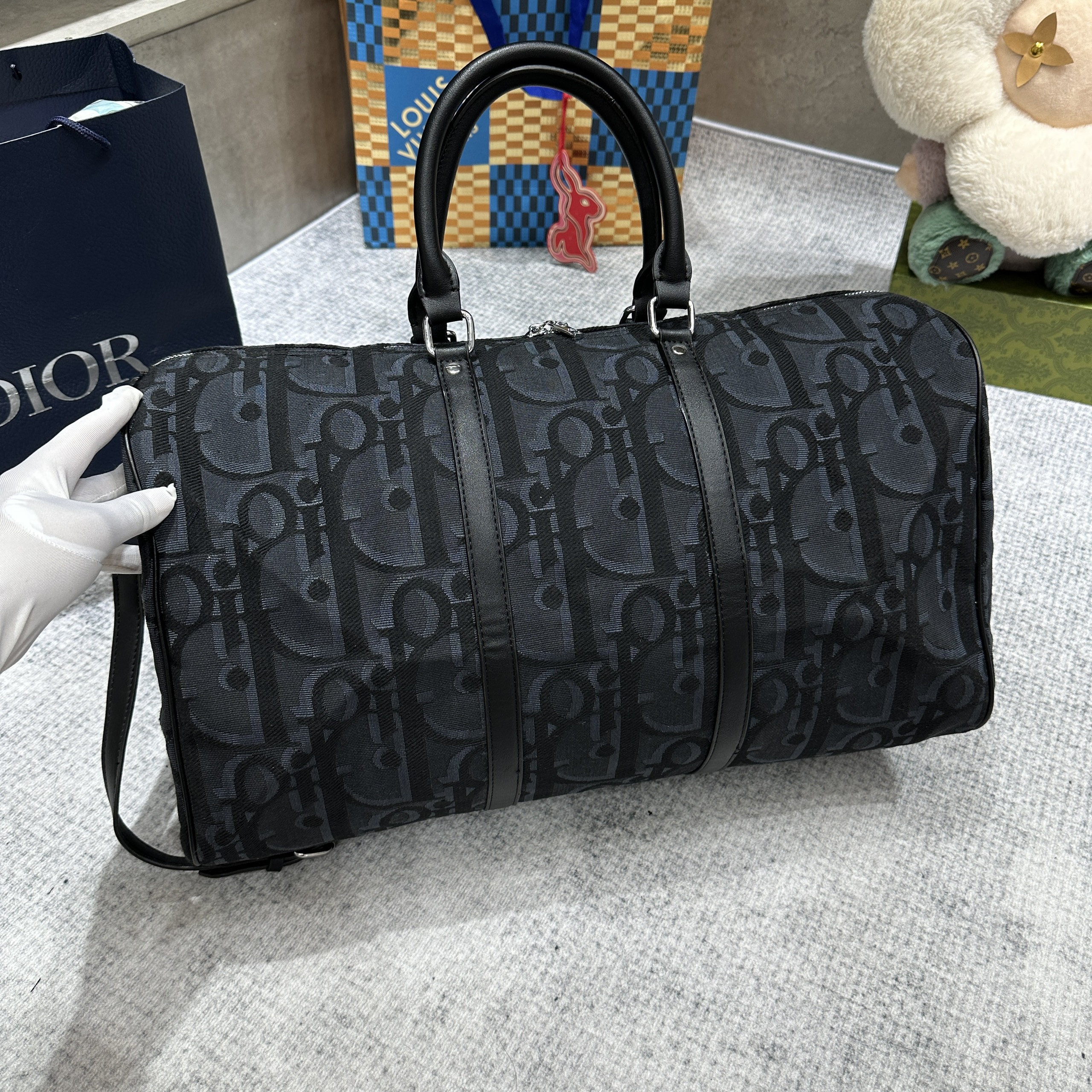 Túi trống du lịch Dior CD Đen họa tiết logo chữ full size 50cm Like Auth Fullbox phụ kiện PLD